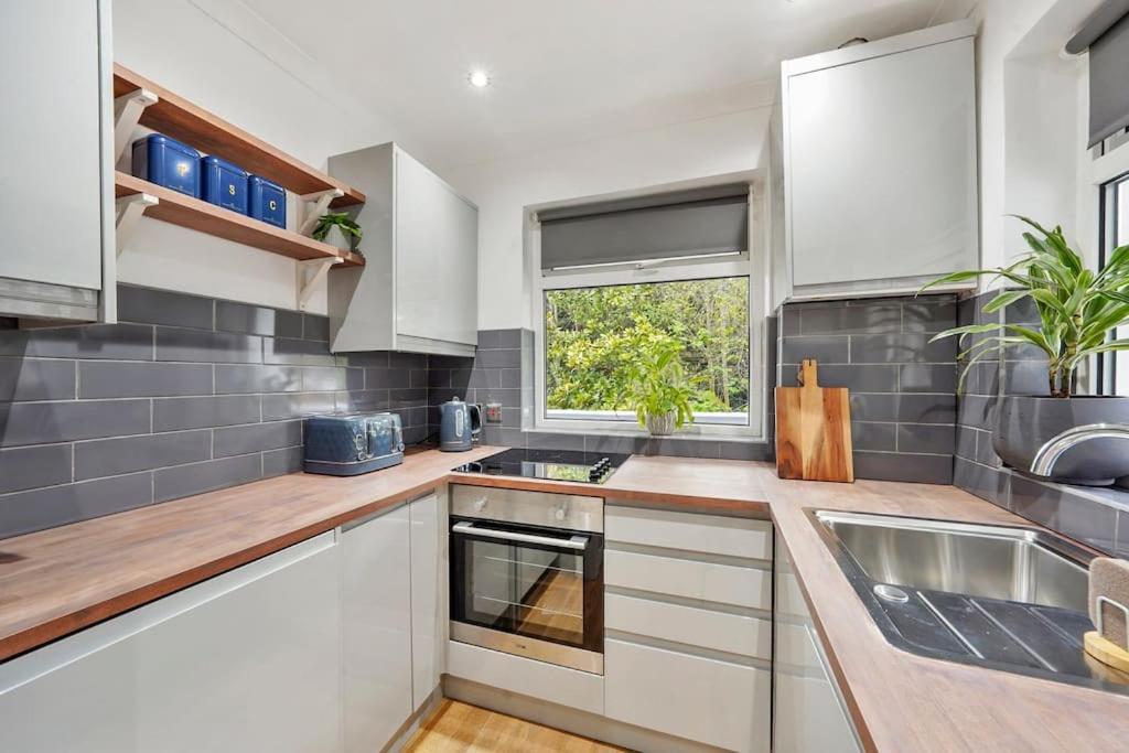 Stylish Maisonette Near The Heath With Free Parking & Wi-Fi Мейдстън Екстериор снимка